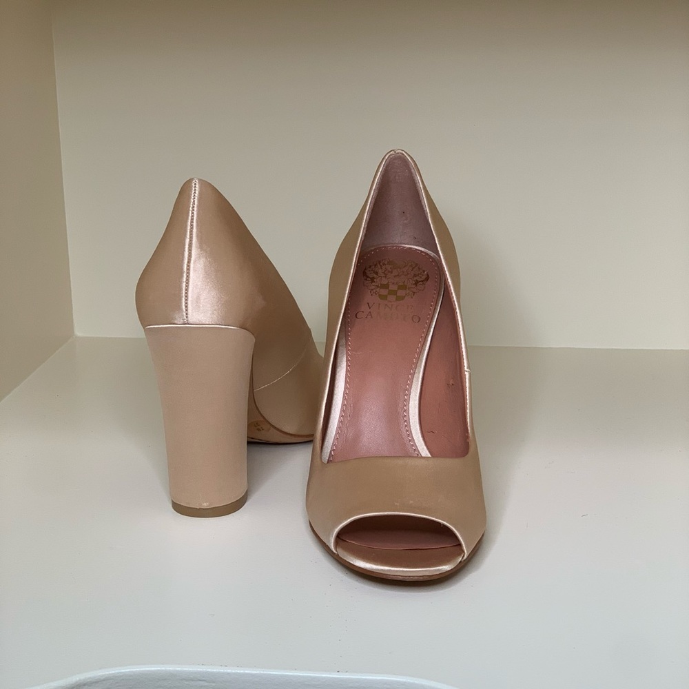 VINCE CAMUTO blush pink silk peep toe chunky heel